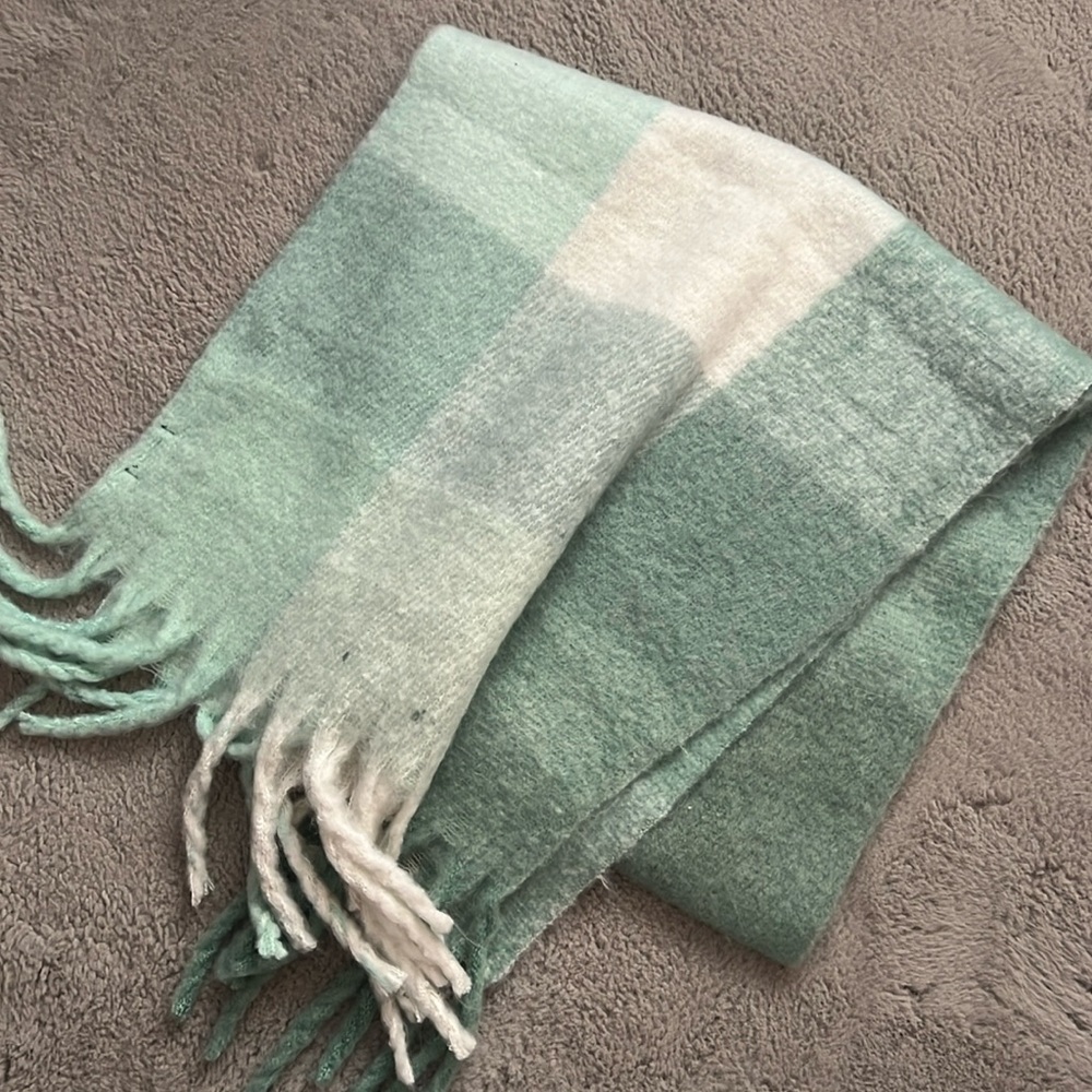 Steve Madden green white Scarf